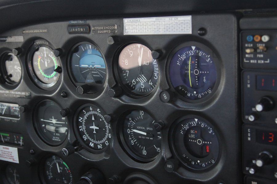 Cessna 172 instrument panel with the heading indicator in the centre